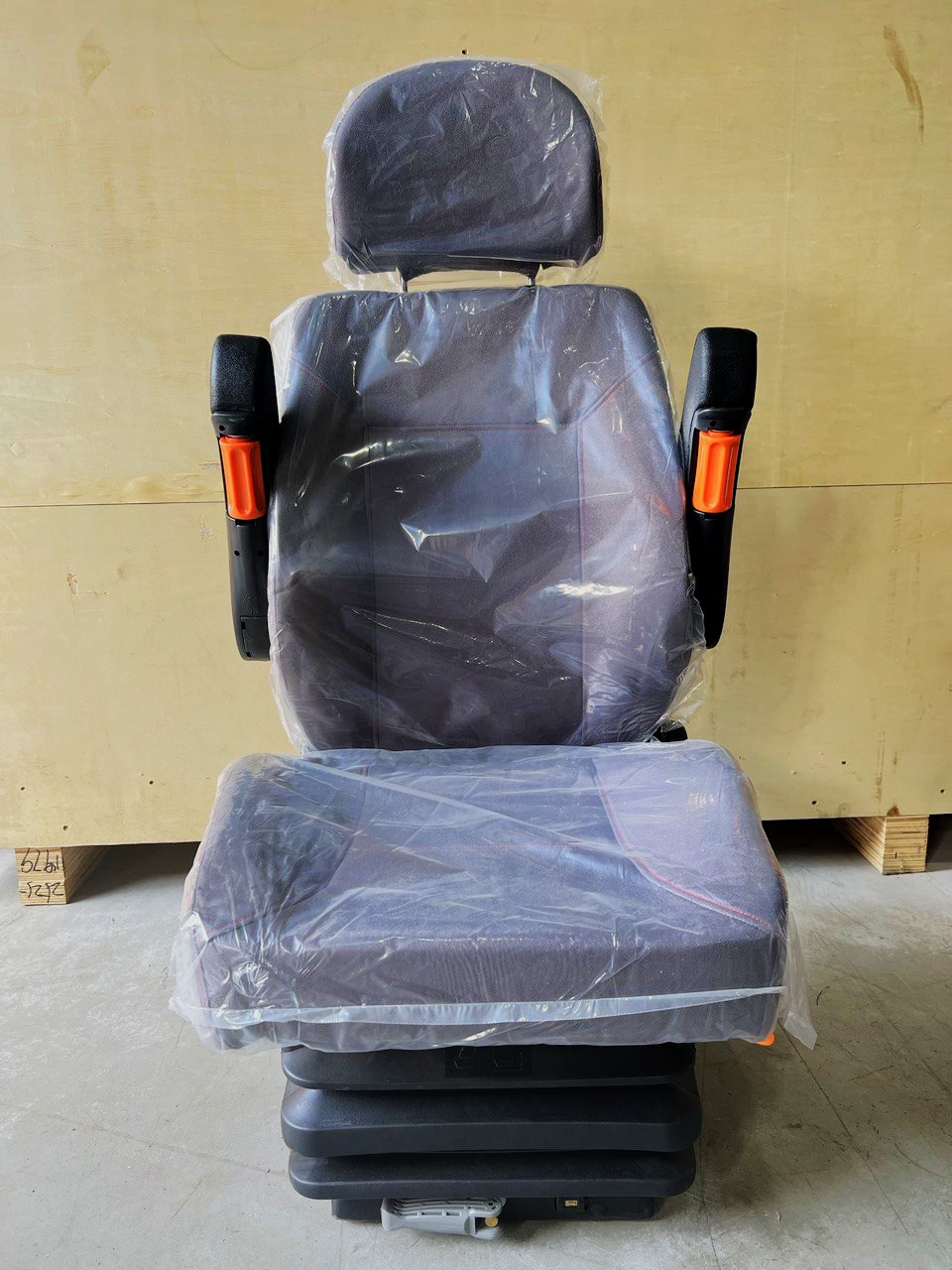 Сиденье оператора(ткань) с подлокотником